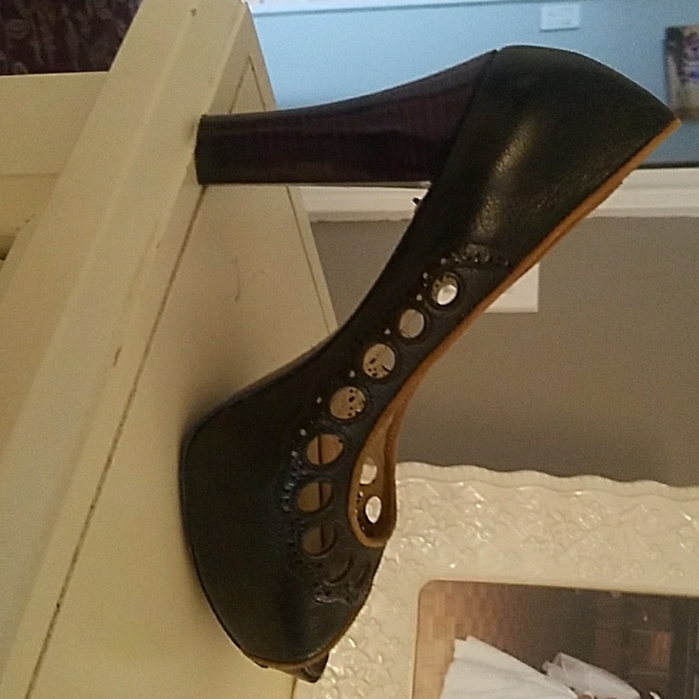 Heels - Picture 2 of 4